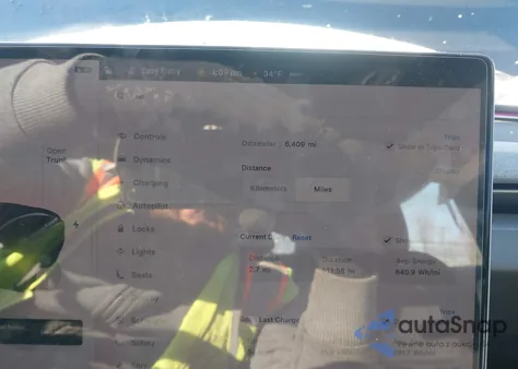 2025 Tesla Model 3 Long Range All-Wheel Drive z USA, uszkodzony, nr VIN 5YJ3E1EB1SF021815